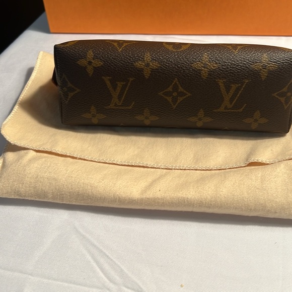🔥 💯 Authentic Louis Vuitton Cosmetic Case - Picture 4 of 6